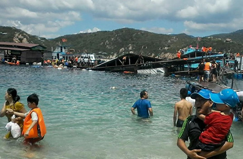 Sap be noi tren vinh Vinh Hy, hon 300 nguoi roi xuong bien-Hinh-4