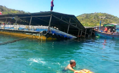 Sap be noi tren vinh Vinh Hy, hon 300 nguoi roi xuong bien