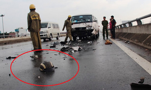 Chiếc du lịch 4 chỗ được cho rằng thắng gấp tránh chiếc nón bảo hiểm rơi giữa đường...