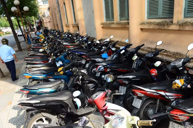 Bãi giữ xe trên lề đường Hai Bà Trưng sau lưng Bưu điện TP lúc trước do Văn phòng UBND quận 1 quản lý, nay được giao lại cho lực lượng TNXP TP.