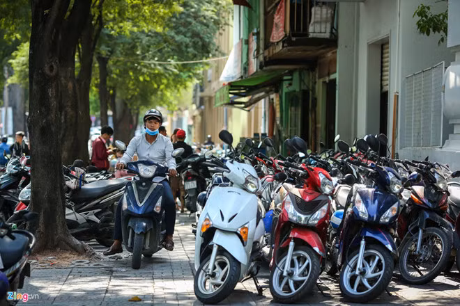Một bãi giữ xe trên vỉa hè ở quận 1 do phòng, ban UBND quận 1 quản lý.