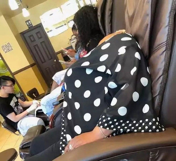 Bức ảnh gây hốt hoảng khi dáng ngủ khiến người phụ nữ này dường như không có đầu.