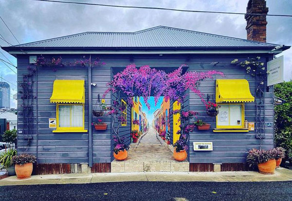 Chắc hẳn nhiều người đi qua đây sẽ tưởng là một con hẻm đầy màu sắc bên trong nhưng thực chất chỉ là bức tranh tường nghệ thuật.