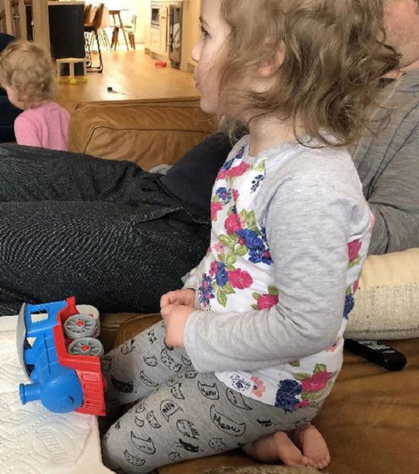 Chân em bé này có cái gì đó sai sai đúng không?