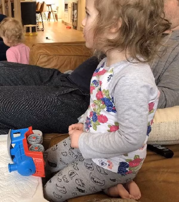 Chân em bé này có cái gì đó sai sai đúng không?