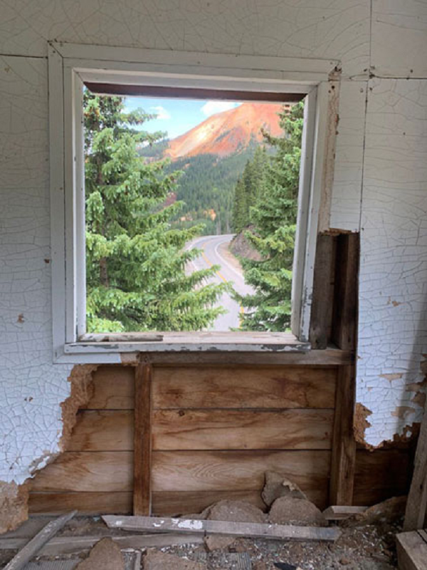 Chắc hẳn nhiều người sẽ cảm thấy bối rối với bức ảnh này khi không rõ đây là khung cửa sổ hay bức tranh phong cảnh.