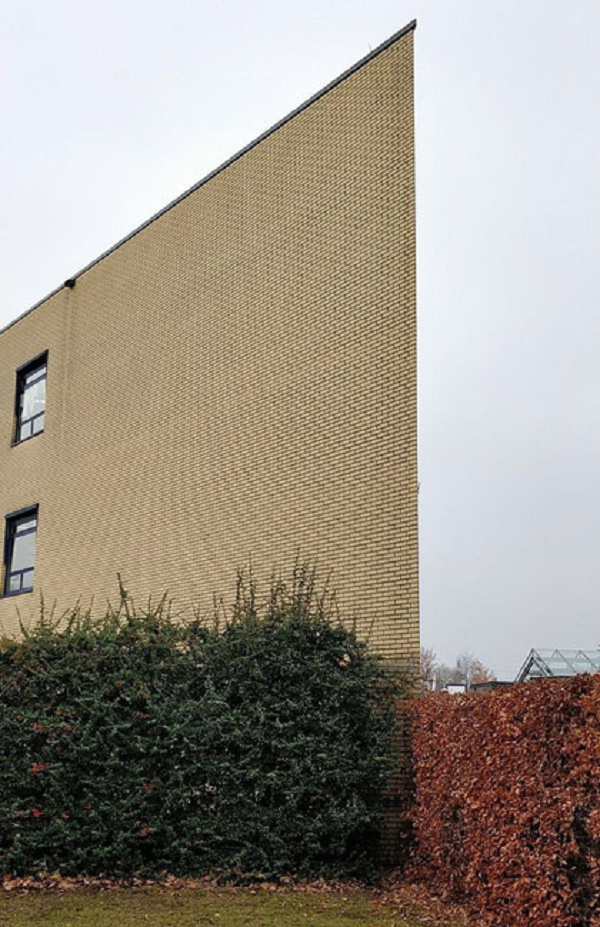 Đây thực chất là một trường học bình thường không phải ngôi nhà siêu mỏng đâu nhé.