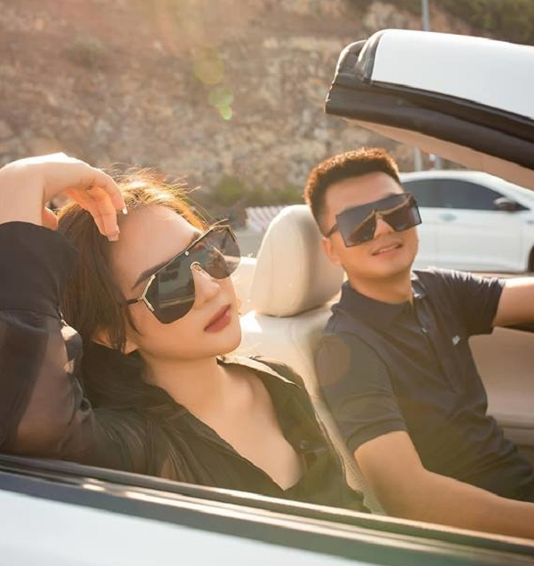 Phương Anh còn khiến người người phải ghen tị khi khoác lên mình chiếc váy cưới được đính thủ công 10.000 viên pha lê Swarovski cao cấp của nhà thiết kế đình đám Chung Thanh Phong.