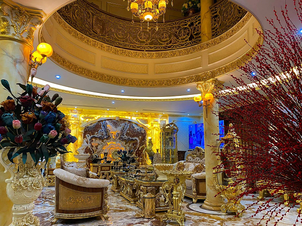 Gia đình cô thường dành thời gian để chơi golf giải trí. Bên cạnh đó những bức ảnh được Phương Anh chia sẻ về căn biệt thự của gia đình cũng khiến người xem choáng váng.