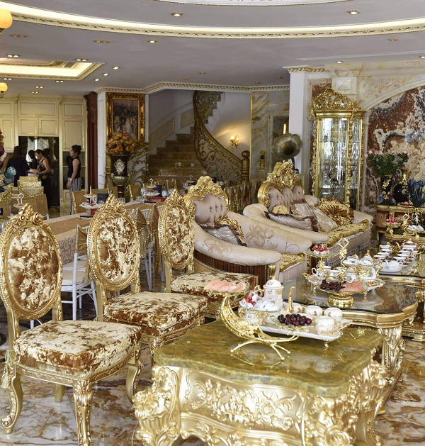 Cả căn biệt thự được thiết kế theo phong cách cổ điển với tông màu vàng sang trọng và sa hoa. Đồ dùng trong nhà cũng thuộc hàng đắt đỏ cùng nhiều vật trang trí có giá trị.