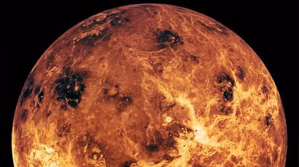 Áp suất không khí trên bề mặt Sao Kim cực lớn, cao hơn khoảng 90 lần áp suất của mực nước biển trên Trái Đất. Nói cách khác, áp suất trên Kim tinh tương đương với áp suất nước đại dương Trái Đất ở độ sâu 1km.