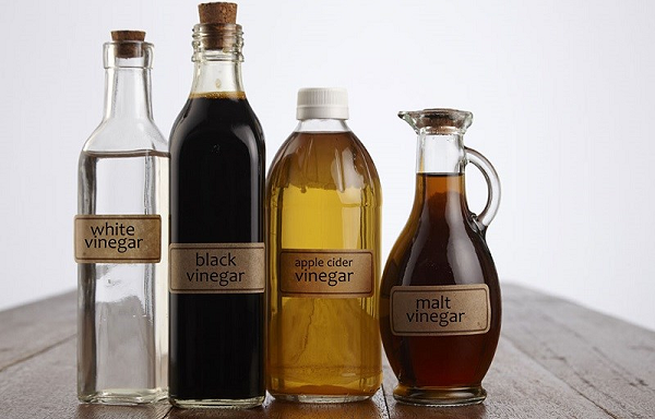 Tính axit của giấm được tạo ra bằng cách sử dụng vi khuẩn Acetobacter để lên men. Các loại vi khuẩn khác không thể phát triển trong môi trường axit nên thời gian sử dụng của giấm rất dài.