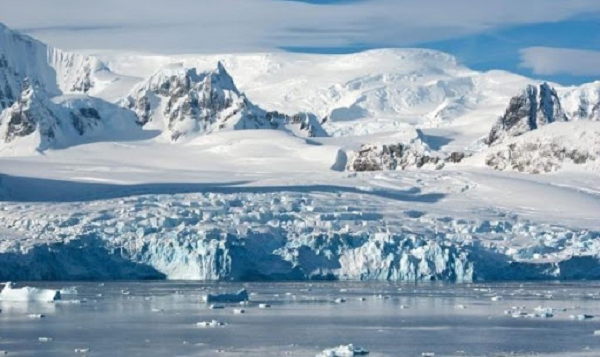 Bên cạnh đó, các chuyên gia cảnh báo về liên hệ giữa sự nóng lên nhanh chóng và sạt lở đất đang đe dọa các thành phố và các điểm du lịch. Nghiên cứu cho thấy băng tan ở Alaska có thể làm xói mòn đá và gây ra sóng thần.