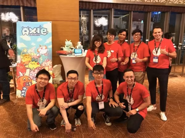 Mỗi con Axie có những chỉ số sức mạnh riêng và có thể gây ra rất nhiều sát thương. Người chơi có thể dùng chúng để chiến đấu với những đối thủ khác trong trò chơi này. Thậm chí người chơi có thể nhân giống chúng và mua bán những con Axie này trên thị trường.