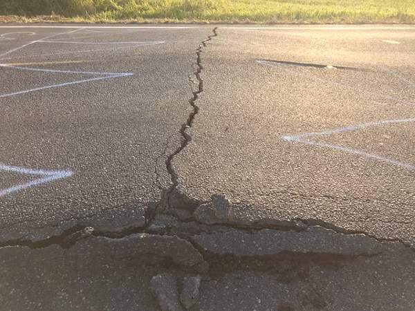 Bên trong các thành phố, đường nhựa và bê tông hấp thụ nhiệt trong suốt cả ngày, ban đêm sẽ phả lại nhiệt vào bầu không khí. Và một khi khối áp cao phía trên vẫn còn tồn tại, áp suất nén trong không khí vẫn tiếp tục tăng, giống như khi bạn bơm một cái lốp xe đạp, khí càng nén mạnh thì nhiệt độ càng được đẩy lên.