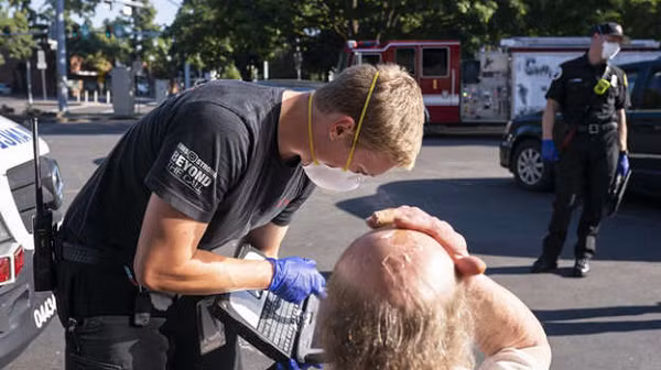 Một nghiên cứu năm 2018 trên tạp chí PLOS Medicine dự đoán số người chết vì các đợt nắng nóng trên toàn thế giới sẽ tăng gấp nhiều lần trong các thập kỷ tới. “Biến đổi khí hậu do con người gây ra đã khiến đợt nắng nóng ngày một tồi tệ hơn”.