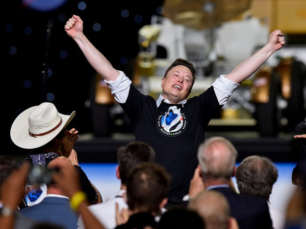 Musk đặt mục tiêu phóng ba tên lửa Starship một ngày, nhằm phục vụ cho mục đích du hành vũ trụ. Bên cạnh đó, Musk cho biết ông dự định có "các khoản vay dành cho những người không có tiền" và họ sẽ phải làm việc trên Sao Hỏa để trả nợ.