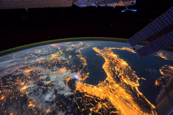 Theo lí giải của các nhà khoa học, vệ tinh gửi tín hiệu đến Trái đất vì tấm pin mặt trời nhận được tia sáng, sau đó cung cấp năng lượng để gửi tín hiệu. Tuy nhiên, vậy tại sao 50 năm sau mới có tín hiệu truyền đi?