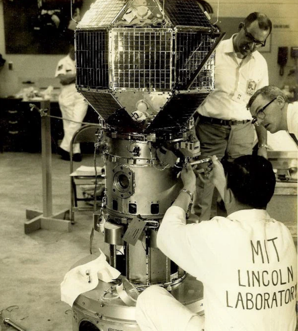 Tuy nhiên, bạn có thể rất bất ngờ khi biết rằng có tới hàng nghìn vệ tinh đã hỏng nhưng vẫn lơ lửng đâu đó trên quỹ đạo. Người ta gọi đây là những vệ tinh "xác sống" - không còn được sử dụng, nhưng cũng chưa chết hẳn.