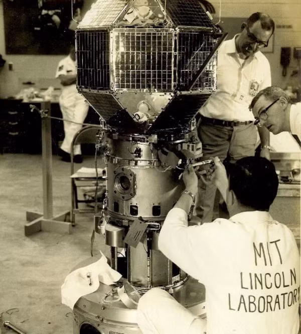 Tuy nhiên, bạn có thể rất bất ngờ khi biết rằng có tới hàng nghìn vệ tinh đã hỏng nhưng vẫn lơ lửng đâu đó trên quỹ đạo. Người ta gọi đây là những vệ tinh "xác sống" - không còn được sử dụng, nhưng cũng chưa chết hẳn.