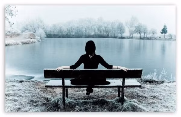 10. Có một cô gái đang ngồi và bạn có thể nhìn thấy cô ấy. Tuy nhiên sau khi cô ấy rời đi, bạn vẫn không thể nào ngồi vào chỗ cô ấy được. Tại sao?