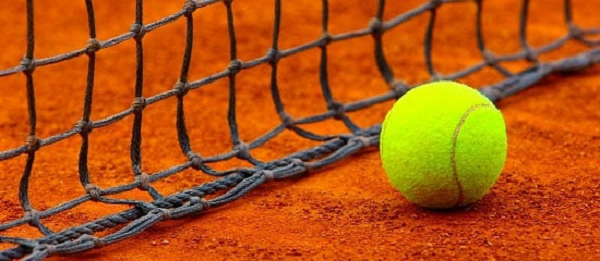 9. Làm cách nào để có thể ném được quả bóng tennis đi mà nó vẫn trở lại về phía bạn được?
