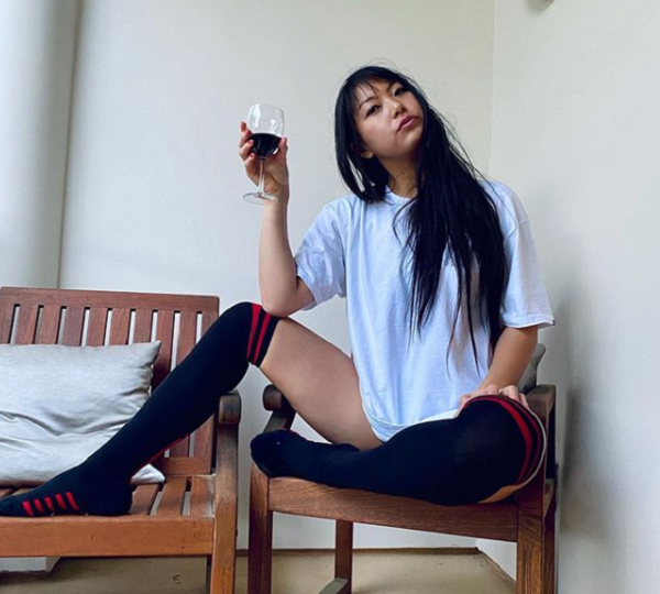 Isabelle Shee dưới sự ảnh hưởng phong cách chơi golf của hai nữ golf thủ gợi cảm nhất thế giới là Paige Spiranac và Tisha Abrea, khi thường xuyên thông qua mạng xã hội cổ vũ phong cách chơi golf sexy.