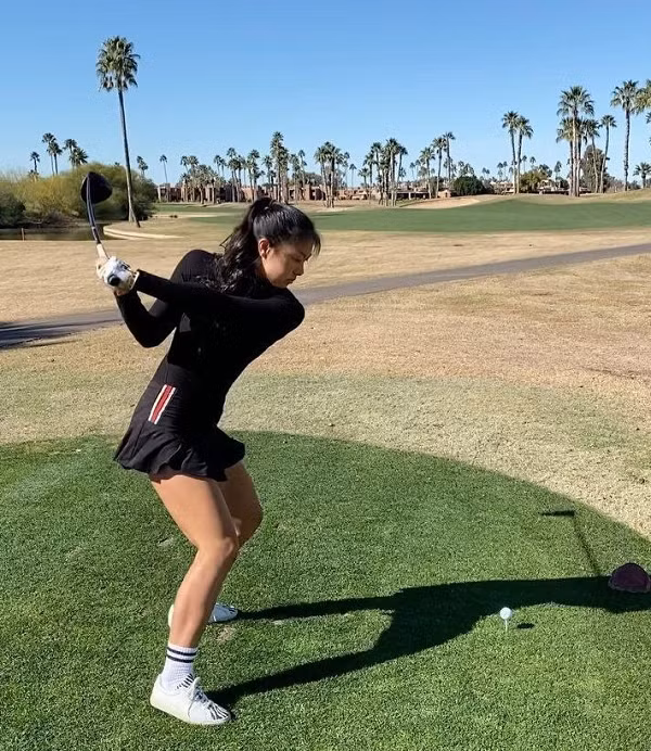 Tuy nhiên, cô nàng vẫn giữ niềm đam mê với golf. Sau khi giải nghệ, Shee thành lập công ty Is Golf chuyên sản xuất, phân phối các loại trang phục chơi golf phá cách.