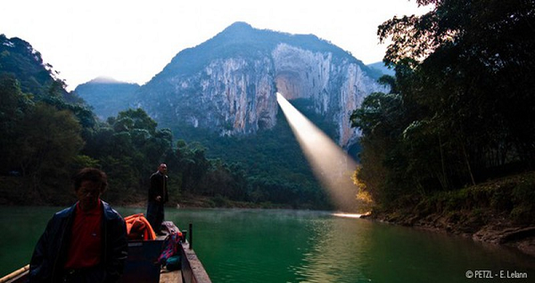 Hiện tượng ánh sáng đi xuyên qua một lỗ hổng Getu Arch, thung lũng Getu, Trung Quốc đã thu hút vô số nhiếp ảnh gia. Nhiều người hoài nghi tính chân thực của những tấm ảnh này và cho rằng đó là tác phẩm của photoshop.