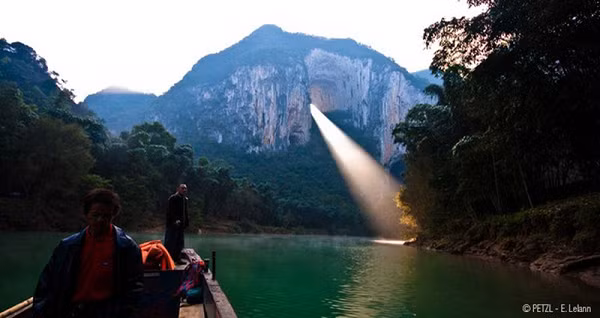 Hiện tượng ánh sáng đi xuyên qua một lỗ hổng Getu Arch, thung lũng Getu, Trung Quốc đã thu hút vô số nhiếp ảnh gia. Nhiều người hoài nghi tính chân thực của những tấm ảnh này và cho rằng đó là tác phẩm của photoshop.