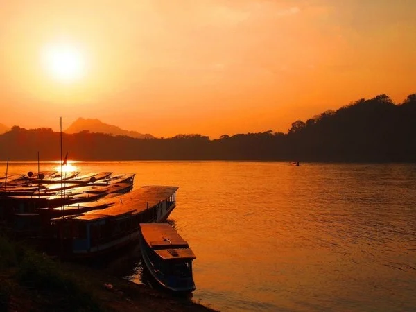 Vào mùa thu, sông Mê Kông sẽ có sự xuất hiện của những quả cầu lửa bật từ dưới dòng sông lên và phát nổ trong không khí. Hiện tượng này được biết đến với tên gọi là "bung fai Paya nak" hay "quả cầu lửa Naga" - xuất hiện vào cuối thu, lúc trăng tròn, cuối mùa chay của Phật giáo.