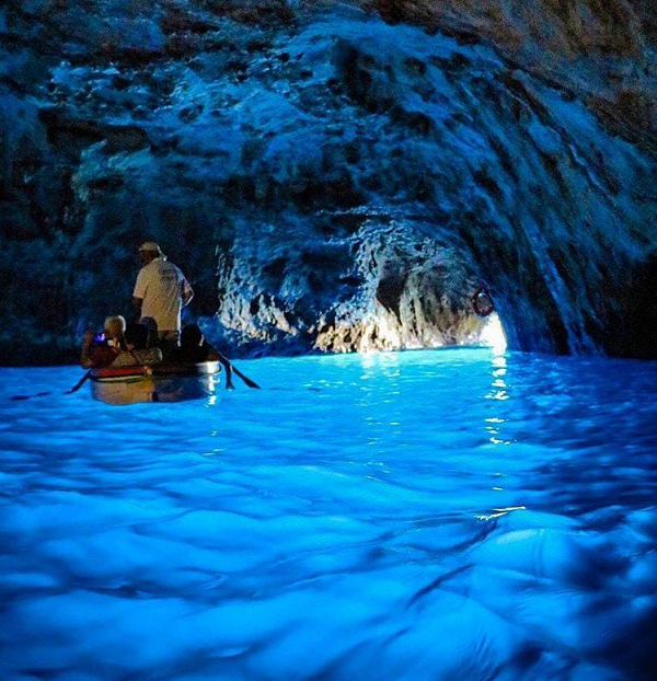 Hang động xanh, Capri, Ý có ánh sáng từ bên ngoài luồn vào tạo hiệu ứng ánh sáng qua làn nước xanh và phản chiếu từ vách hang đã thắp sáng tận sâu bên trong lòng hang.
