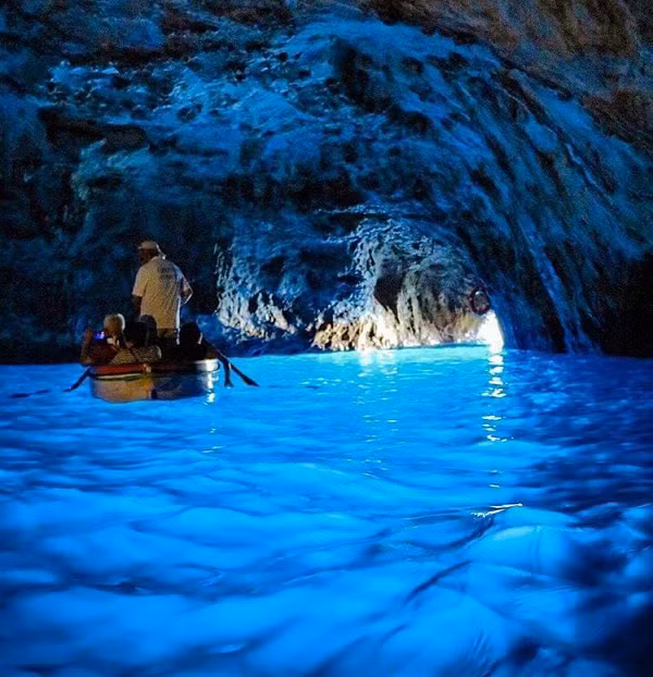Hang động xanh, Capri, Ý có ánh sáng từ bên ngoài luồn vào tạo hiệu ứng ánh sáng qua làn nước xanh và phản chiếu từ vách hang đã thắp sáng tận sâu bên trong lòng hang.