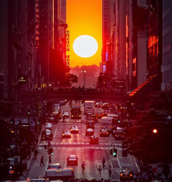 Hoàng hôn Manhattanhenge đôi khi còn được gọi là điểm chí Manhattan - thực ra là một hiện tượng tự nhiên xuất hiện giữa năm ở New York. Hiện tượng này diễn ra khi Mặt trời lặn nằm thẳng hàng với các tuyến phố Đông - Tây thuộc mạng lưới đường phố chính tại các quận Mahattan thuộc thành phố New York.