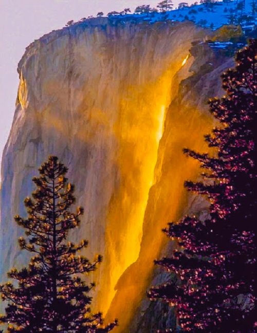 Thác "lửa" ở Công viên Quốc gia Yosemite, California thường xảy ra vào nửa hai tuần cuối tháng 2. Khi hoàng hôn buông xuống, Mặt trời chiếu rọi vào dòng nước đổ xuống vách đá tạo, khiến dòng nước như biến thành màu đỏ.
