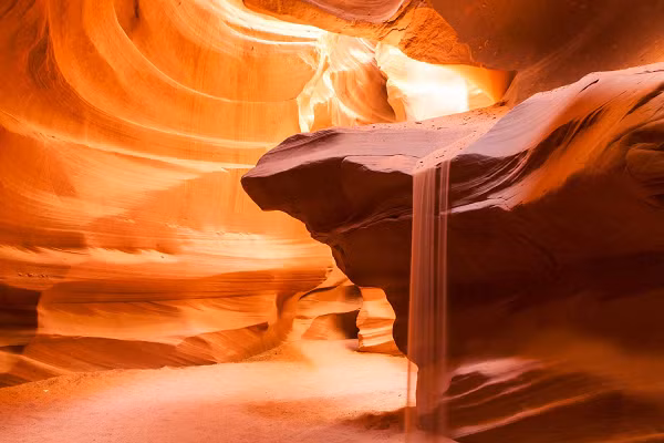 Hẻm núi Antelope trên vùng đất Navajo (thuộc tiểu bang Arizona, Tây Nam nước Mỹ) khi được Mặt trời chiếu ánh nắng chói chang xuyên qua các khe núi mới thực sự hiện nguyên vẻ đẹp kiêu sa của mình. Màu đỏ, cam của đá vôi hòa với màu ánh tím của sa thạch tạo nên khung cảnh tuyệt vời.