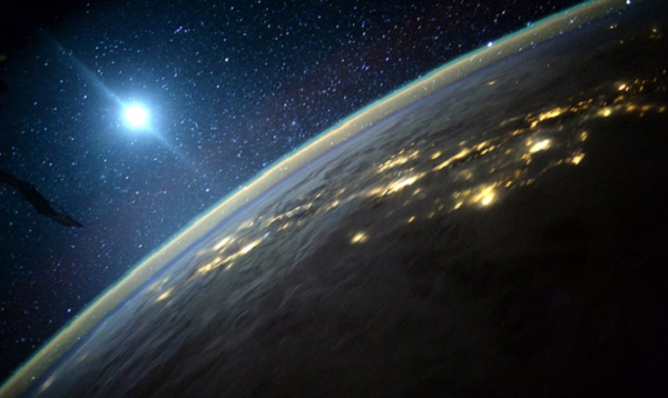 Tuy nhiên, bác bỏ thông tin của thợ săn UFO trên, các chuyên gia từ NASA cho rằng vật được cho là UFO hình tam giác đen chỉ là một trục trặc kỹ thuật số.