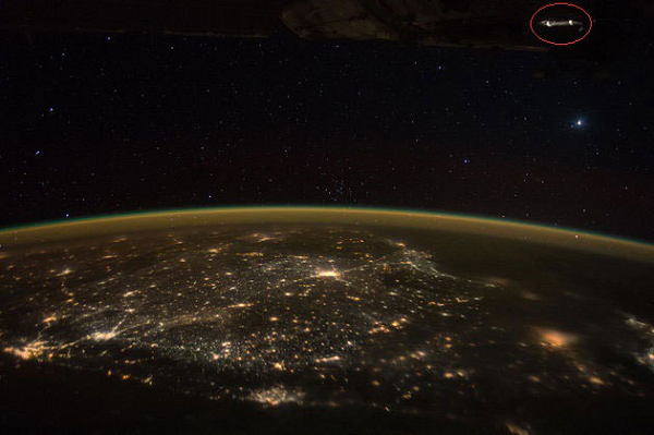 "Với công nghệ tiên tiến như vậy, họ thực sự có thể kiểm soát được ánh Mặt trời, giữ nhiệt độ Trái đất ổn định, hoặc họ có thể đang thu thập một nhân tố nặng rất hiếm và mạnh mẽ" Scott C. Waring cho biết.