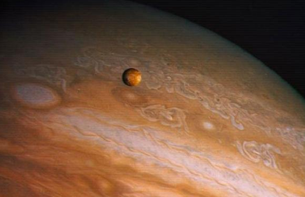 Mặt trăng Io là thiên thể duy nhất trong nhóm 4 mặt trăng Galilean khó lòng có cơ hội sống được trong hiện tại. Được mệnh danh "mặt trăng núi lửa" với hoạt động địa chất sôi động quá mức, "đại dương ngầm" của nó chỉ có thể là magma – đá nóng chảy.