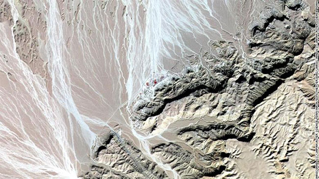 Tu viện Thánh Anthony, Ai Cập, trông như một đốm đỏ nổi bật giữa hoang mạc và dãy núi Red Sea.