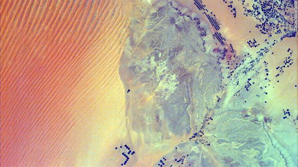 Sa mạc Empty Quarter, Arab Saudi qua lăng kính EarthKAM của NASA. Đây được xem là sa mạc cát không gián đoạn lớn nhất thế giới.