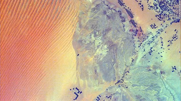 Sa mạc Empty Quarter, Arab Saudi qua lăng kính EarthKAM của NASA. Đây được xem là sa mạc cát không gián đoạn lớn nhất thế giới.