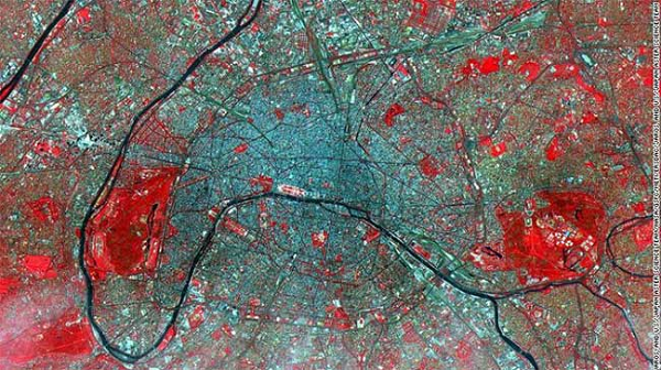 Khó tin nhưng trong ảnh chính là thủ đô Paris tráng lệ của nước Pháp được chụp từ vệ tinh Terra của NASA.