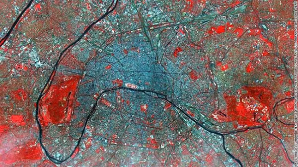 Khó tin nhưng trong ảnh chính là thủ đô Paris tráng lệ của nước Pháp được chụp từ vệ tinh Terra của NASA.