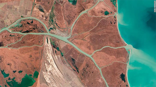 Khu bảo tồn sinh quyển Danube, Ukraine trong đó có con sông dài nhất ở châu Âu là Danube uốn lượn qua 19 quốc gia nhìn từ đài quan sát Trái Đất của NASA.