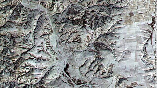 Những đường uốn lượn chằng chịt như trong ảnh chính là Vạn Lý Trường Thành nổi tiếng của Trung Quốc được xây dựng vào thế kỷ 3 trước công nguyên.