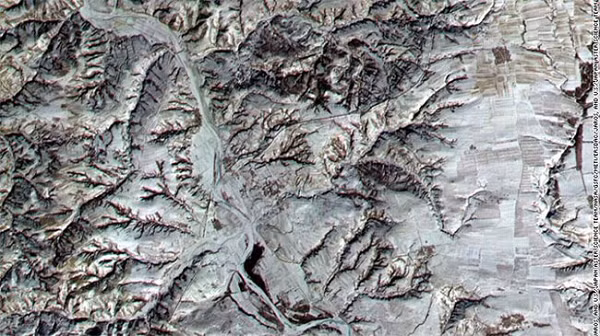 Những đường uốn lượn chằng chịt như trong ảnh chính là Vạn Lý Trường Thành nổi tiếng của Trung Quốc được xây dựng vào thế kỷ 3 trước công nguyên.