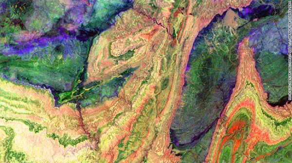  Bức ảnh do NASA chụp dãy núi Anti-Atlas, Morocco bằng máy ASTER trên vệ tinh Terra. Dãy núi gồm các thành phần đa dạng, như đá vôi, sa thạch, thạch cao và đá granit tạo nên màu sắc sặc sỡ.