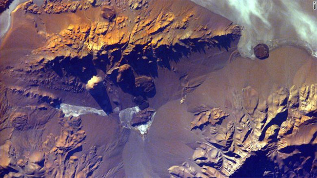 Dãy núi Andes ở Nam Mỹ qua ống kính EarthKAM của NASA.