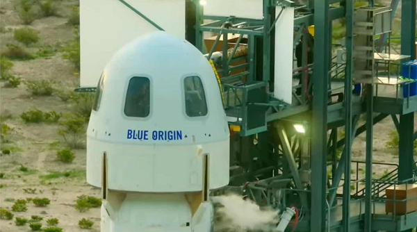 Tàu vũ trụ New Shepard của Jeff Bezos cao khoảng 18m, là tàu vũ trụ tự hành hoàn toàn và không thể điều khiển từ bên trong. Tàu có diện mạo hơi khác biệt so với tàu Crew Dragon của SpaceX. Mục đích chính của tàu New Shepard là đưa khách du lịch ra ngoài không gian.